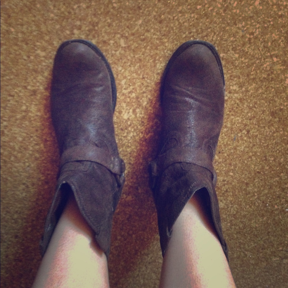 Low ankle cowboy booties